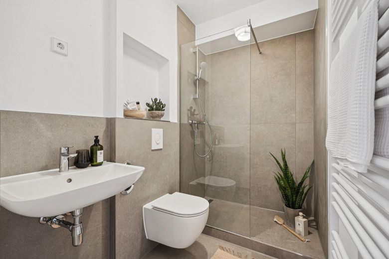 PROVISIONSFREI - FRISCH SANIERTE 3-ZIMMER-WOHNUNG MIT BALKON & EICHENPARKETT – Bad