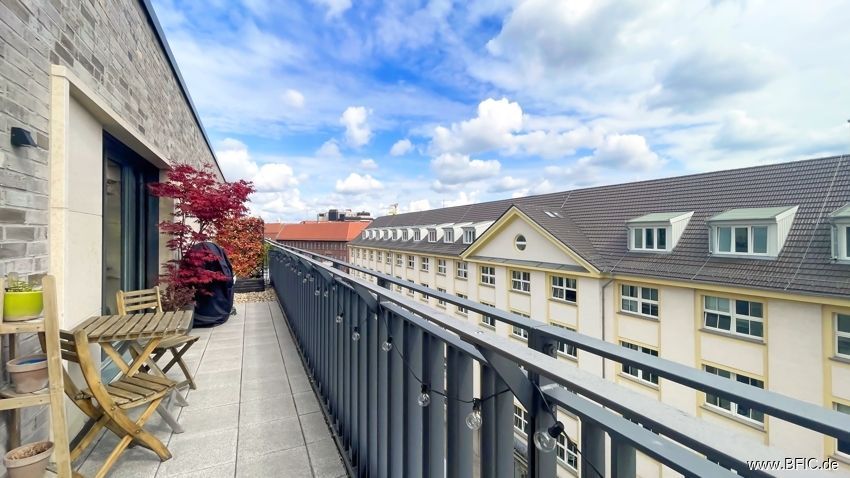 Hochwertige Dachterrassen-Wohnung, Blick auf den Fernsehturm – Terrace street side