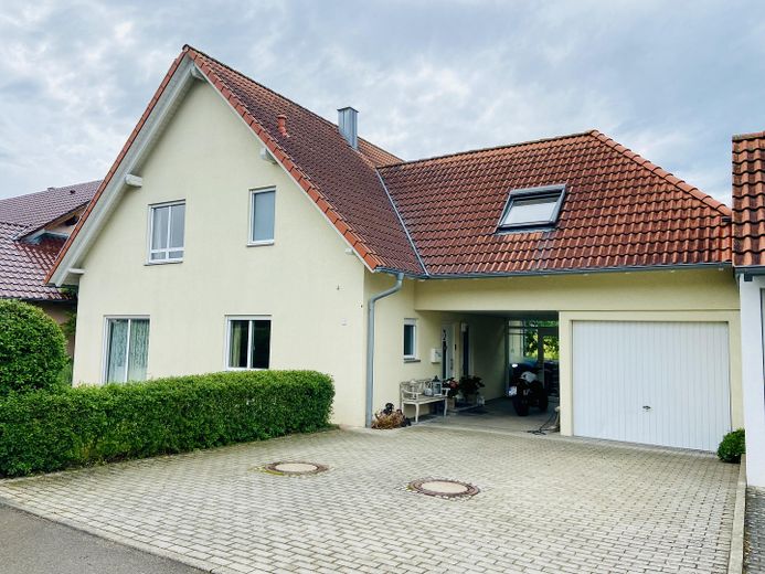 Hauseingang mit Garage/Carport