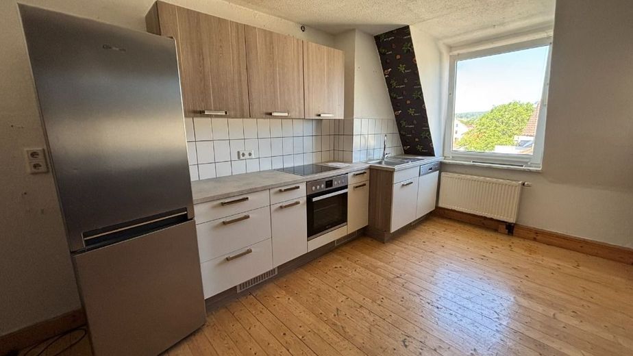 6-Zimmer-Dachgeschosswohnung mit EBK und Gartenabteil, nähe Bahnhof – Küche mit EBK - www.immobilien-heise.de