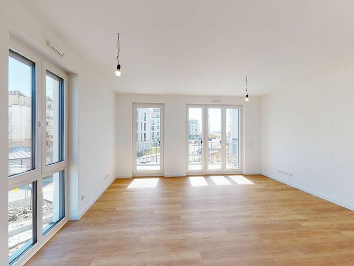 Moderne 3-Zimmer-Wohnung mit Balkon und komfortablem Badezimmer mit Dusche und Badewanne! – Ansicht II: Wohn- und Essbere…
