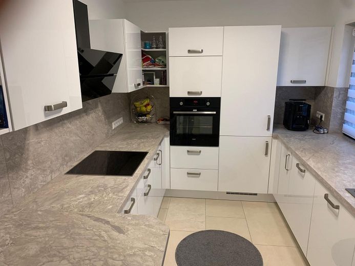 große Küche mit Stehtisch 