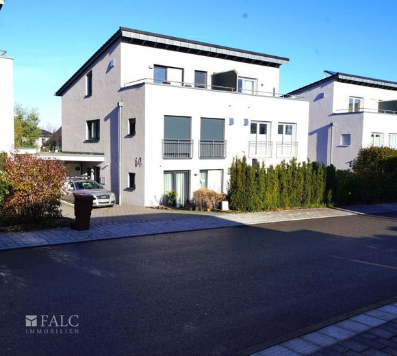 Doppelhaushälfte mit herrlicher Terrasse und A+ - FALC Immobilien – Willkommen
