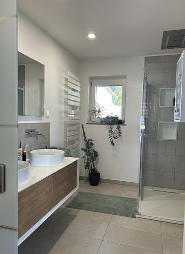 Bad mit großer Dusche 