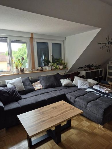 Ruime, lichte 4-kamerwoning met balkon, open haard en parkeerplaatsen (laag-energiebouw) – Wohnzimmeransicht 