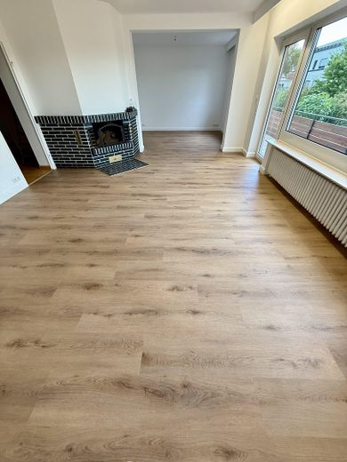 Helle, frisch sanierte 3-Zimmerwohnung mit großem Balkon und Blick ins Grüne – Design Vinylboden WZ,EZ,Küche
