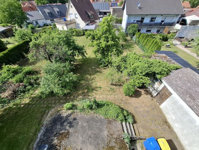 18Gartenblick Dachbodenfenster