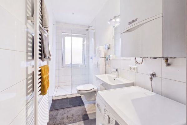 Beliebte Lage in S-Bad Cannstatt. Renovierte 3-Zimmer Whg. mit Balkon, EBK, Tageslichtbad, 2 Keller