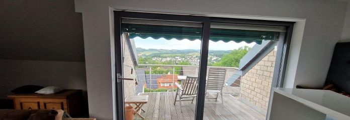 Offenes Wohnzimmer mit Balkon