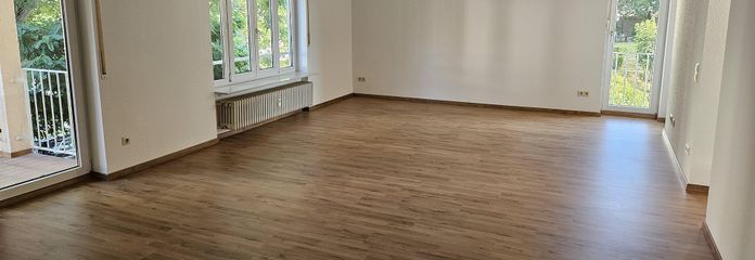 Світла 3,5-кімнатна квартира з балконом і лоджією у Вьорті/Максиміліансау — перше заселення після ремонту – Wohn- und Esszimmer 