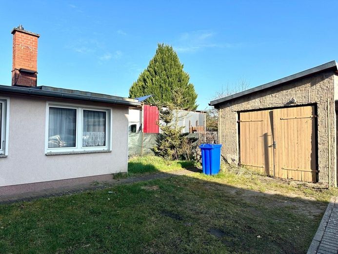 HORN IMMOBILIEN ++ kleines Einfamilienhaus in zentraler Lage in Ducherow – PKW-Außenstellplatz
