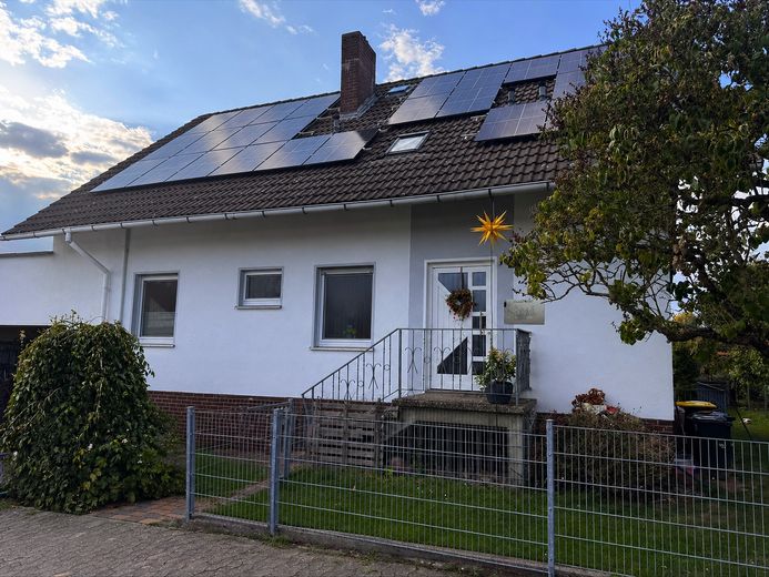 Commission-free: Well-maintained family home with 24 kWp PV system, storage, pool & large plot – Außenansicht