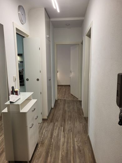 Volledig gemeubileerd 2,5-kamerappartement met balkon en inbouwkeuken in Stuttgart-West – Flur