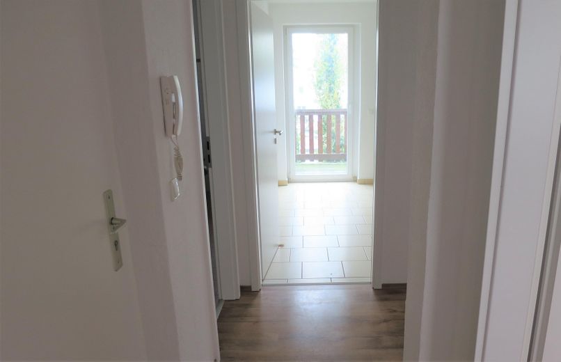 Hochwertige und Schöne 2-Raumwohnung in guter Lage mit EBK – Flur