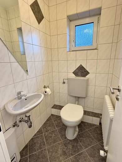 Helle, frisch sanierte 3-Zimmerwohnung mit großem Balkon und Blick ins Grüne – Gäste WC