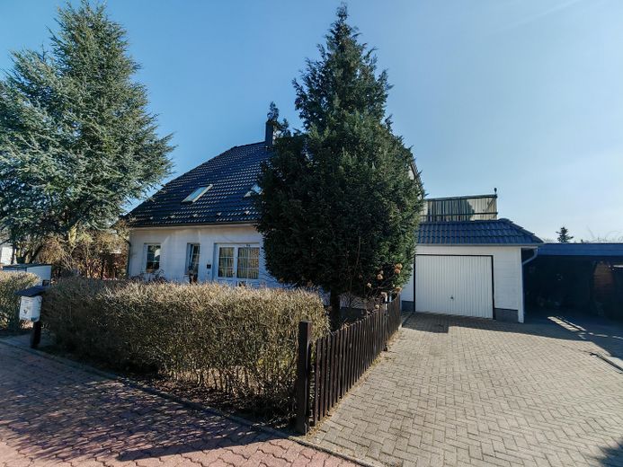 Grande casa unifamiliare a Wanzka – Frontansicht mit Garage
