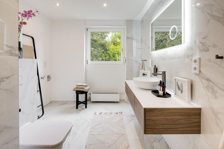 Wohnen wie im Neubau – stilvoll kernsanierte 3-Zimmer-Wohnung mit Balkon im Grünen – Badezimmer