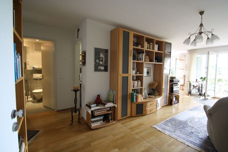 Hinter der Wohnungseingangstüre liegt der offene Empfangsbereich