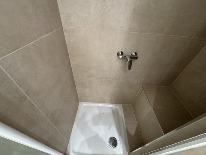 Dusche mit Ablage