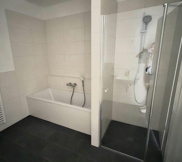 Erstbezug - Moderne geräumige Studio-Wohnung – Bad mit Badewanne und Dusche