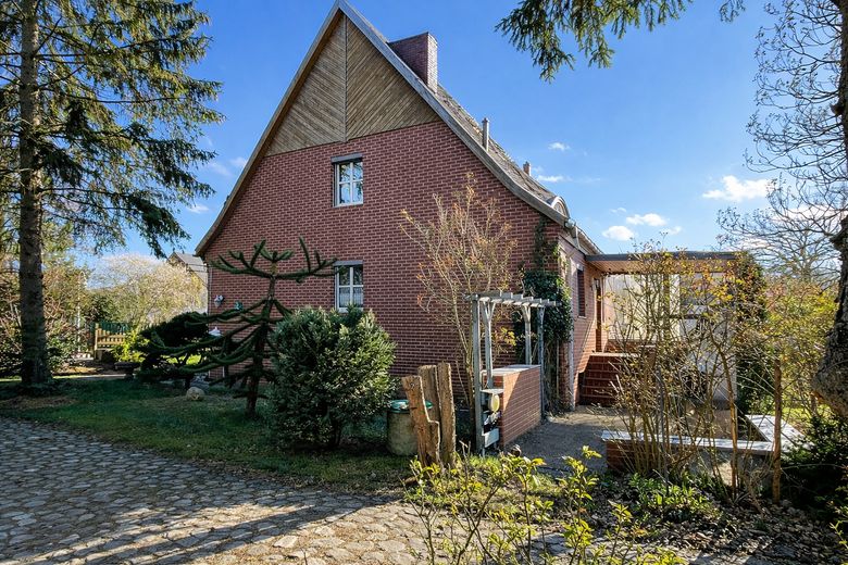 Giebelseite mit Grillplatz