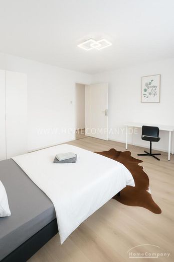 Voll möblierte Wohnung mit 5 Schlafzimmern, Balkon und Parkplatz in Höhenkirchen-Siegertsbrunn – ideal für WGs oder Familie – 7fecde8769fa6ef03ad8689e7feab41fe736c7cb.jpg