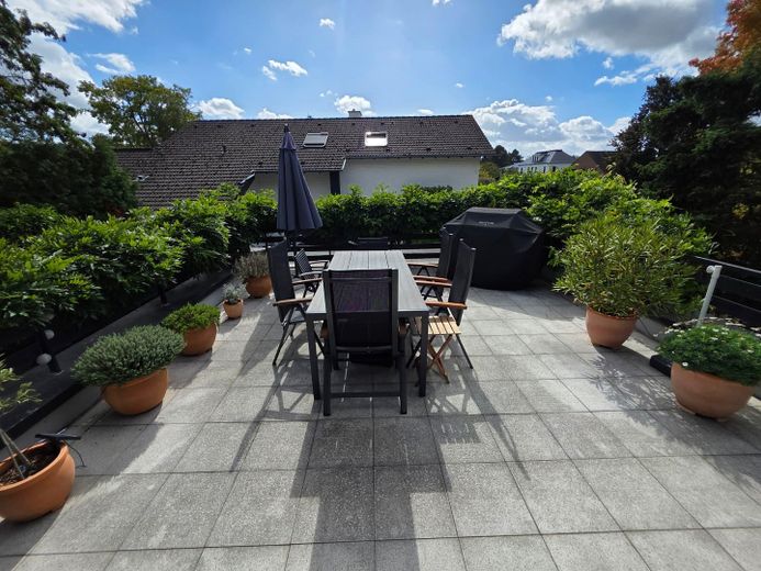 Beaucoup d’espace pour vos projets et rêves, spacieuse maison individuelle avec appartement indépendant à Cologne-Hahnwald – gr. Dachterrasse Einliegerwhg