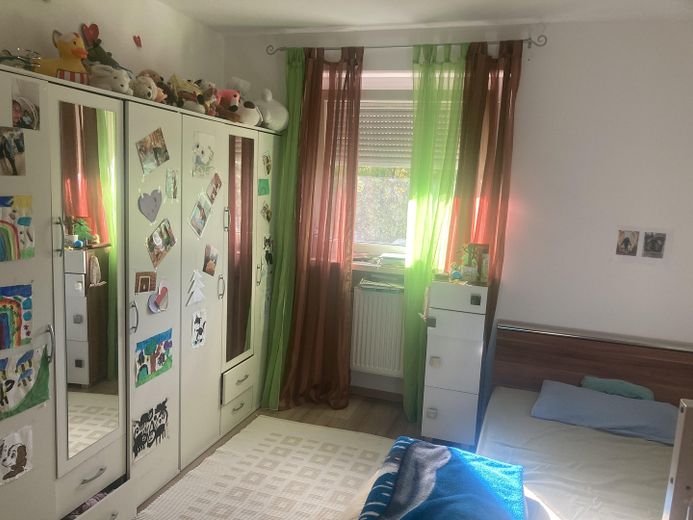 شقة جميلة بغرفتين ومطبخ وحمام مع شرفة غربية في هوخ تسول-زود، بالقرب من بحيرة كو وسيكة القطار - حق الانتفاع بالمباني – Schlafzimmer Blick nach West
