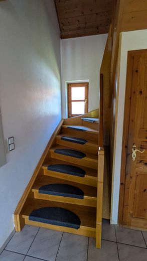 Affascinante casa indipendente in posizione tranquilla – vendita privata (senza agenzia) – Schön geformte Holztreppe