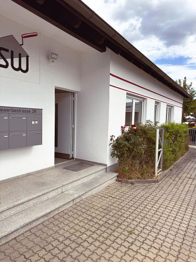 Bürofläche mit 5 Räumen im Gewerbegebiet Schwadermühle in Cadolzburg – ab sofort verfügbar – Außenansicht 1
