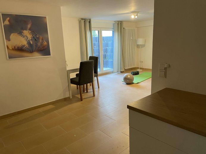 Neuwertige möblierte 2-Zimmerwohnung im Souterrain nahe SAP/Heidelberg – Wohnbereich