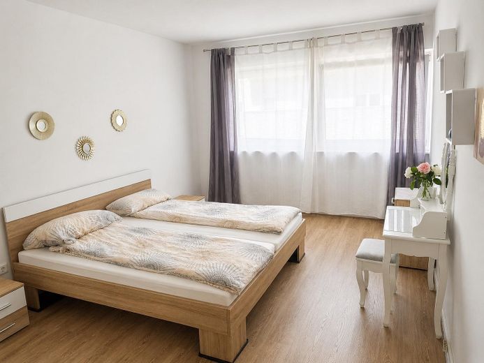 Möblierte 2 Zimmerwohnung mit Balkon in Neu Isenburg zentral – Schlafzimmer