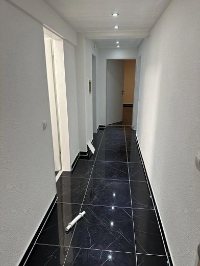 Відремонтована 4-кімнатна квартира з балконом у Willroth – Foto 1