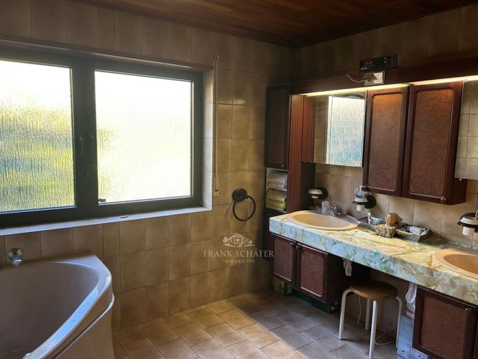 FRANK SCHÄFER IMMOBILIEN - EFH in Saulheimer Toplage: ca. 200m² Wfl. &amp; außergewöhnliches Grundstück – Tageslichtbad mit Dusche und Wanne