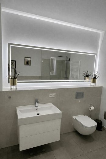 Badezimmer mit LED Spiegel
