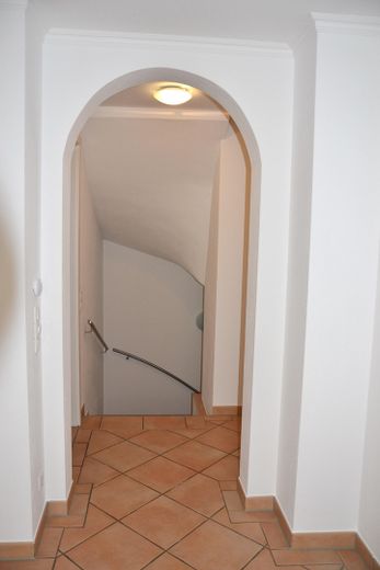 3-4 Zi Gartenoase, 2 Holzterrassen, Glasdach, Pavillon, Wallbox – Breite Treppe, gefliest