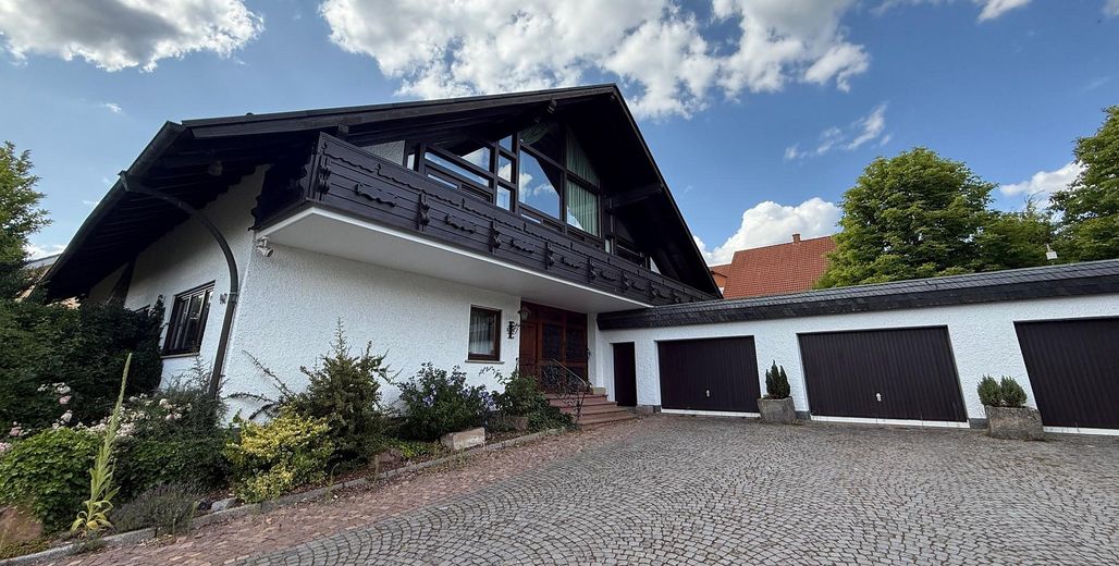 Viel Raum zum Leben: Riesige Landhausvilla in Neuhof/Fulda! – Frontansicht