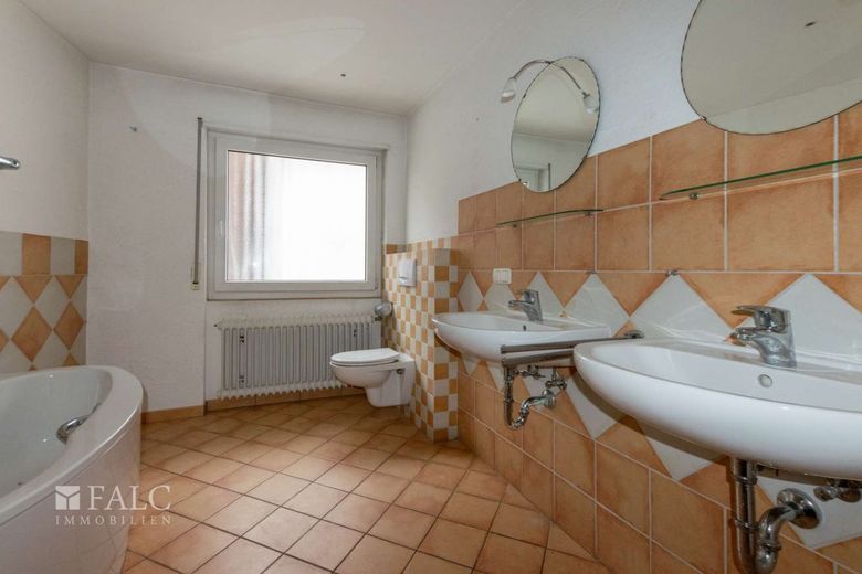 Vielseitiges Anwesen mit Vorder- und Hinterhaus, Halle, Scheune und Entwicklungspotenzial – Badezimmer