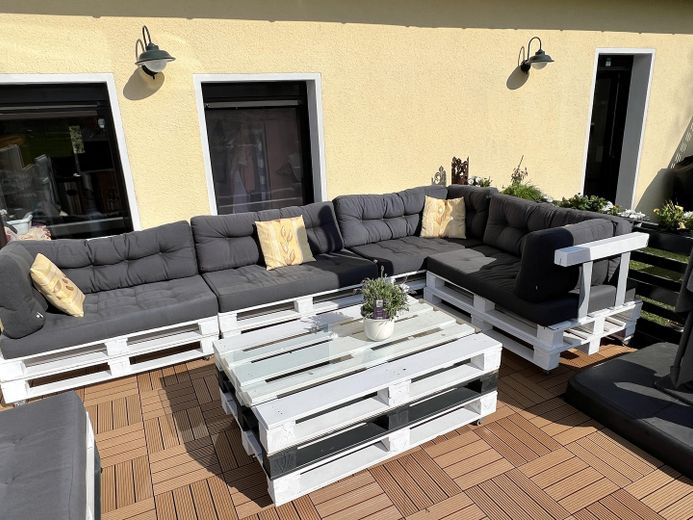 NEU! Ikonische, lichtdurchflutete Landhaus Villa mit Einliegerwohnung & mögl. Grundstkserweiterung – Westterrasse Zugang v. Esszi.