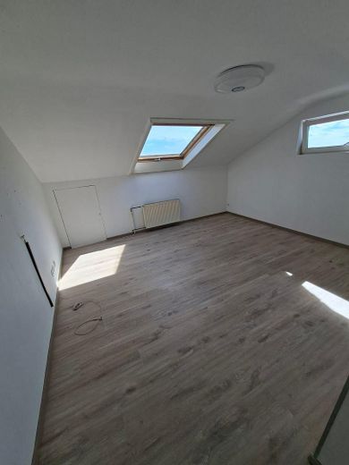 Renovierte 3-Zimmer-Dachgeschosswohnung mit Einbauküche in Erlensee – ab sofort verfügbar – Foto 3