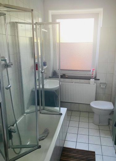 Agradable vivienda de 4 habitaciones con balcón en Hildesheim – Badewanne mit Duschaufsatz