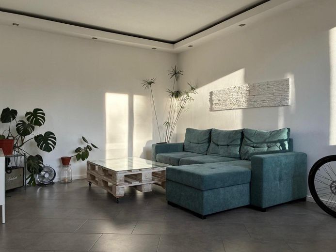 Provisionsfrei & Bezugsfrei: Eigentumswohnung mit Balkon & Fußbodenheizung nahe Tempelhofer Feld – Wohnzimmer