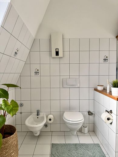 Maisonette de estilo antiguo inundada de luz, con chimenea, aire acondicionado y un ambiente residencial tranquilo – Badezimmer unten - Toilette