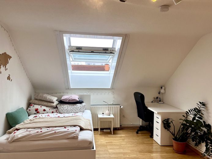 2-Zimmer-Dachgeschosswohnung mit Garten im Gallusviertel – Wohnzimmer