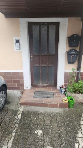 3 Zimmer Wohnung im OG mit Balkon – Eingang ins Haus