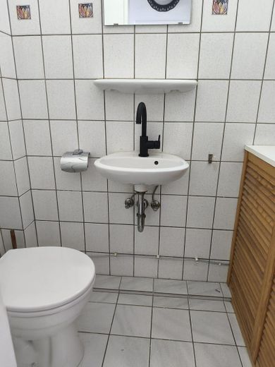 Charmante 3-Zimmer-Dachgeschosswohnung mit Garten – nur 2 Minuten zum Banter See – Gäste WC