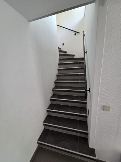 115 m² im Zweifamilienhaus | 30 m² Süd-Dachterrasse – Treppenaufgang