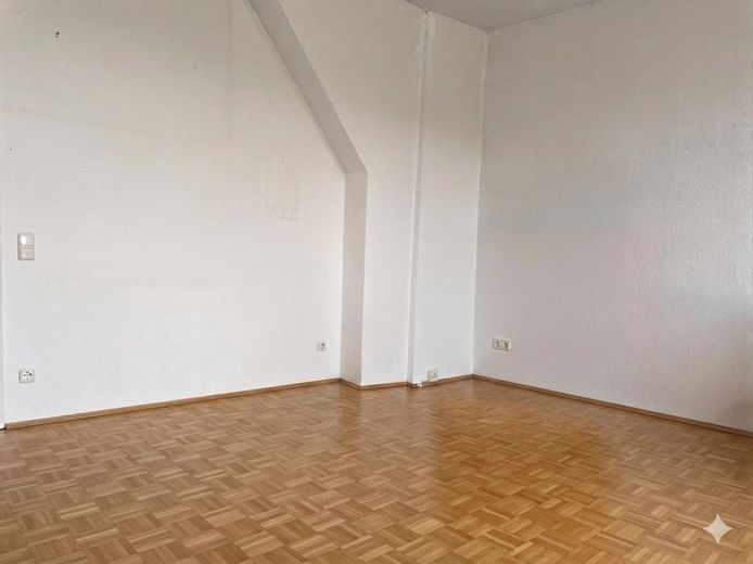 Luminoso appartamento maisonette all'ultimo piano a Friedrichshain, libero subito – Wohnzimmer