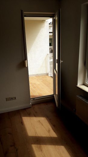 2-комнатная квартира с балконом и местом в подземном гараже – Wohnzimmer und Balkon
