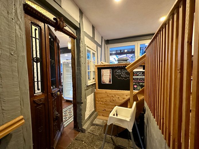 Accogliente caffè di paese cerca un gestore cordiale – Eingang Cafe